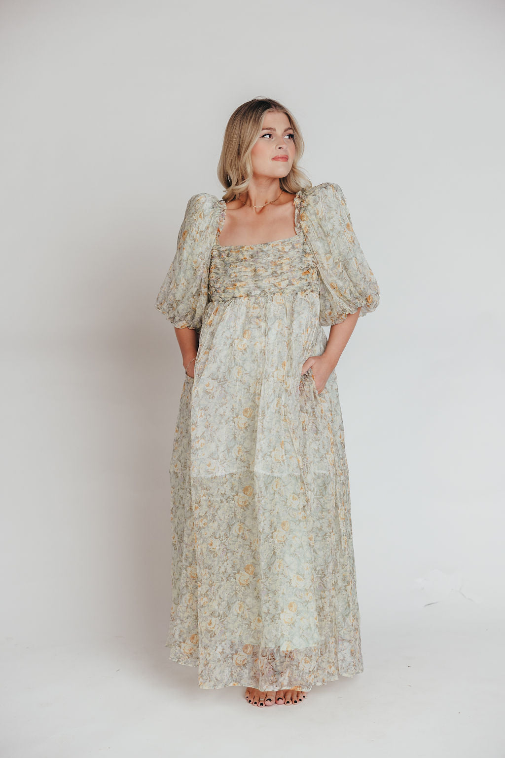 Melody maxi dress med læg og sløjfedetalje i sage floral - bump friendly & Inclusive sizing (S-3XL)