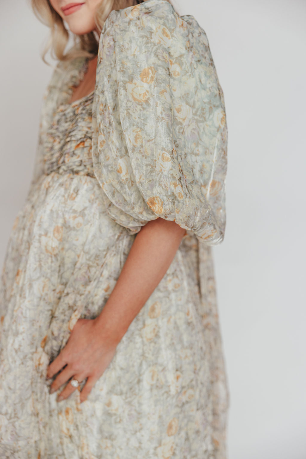 Melody maxi dress med læg og sløjfedetalje i sage floral - bump friendly & Inclusive sizing (S-3XL)
