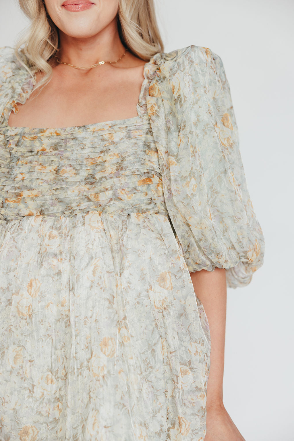 Melody maxi dress med læg og sløjfedetalje i sage floral - bump friendly & Inclusive sizing (S-3XL)