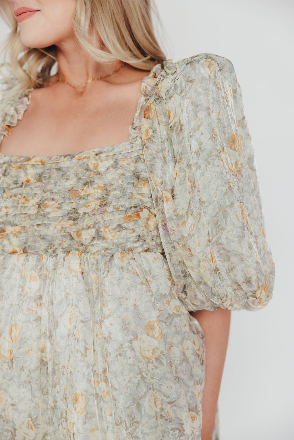 Melody maxi dress med læg og sløjfedetalje i sage floral - bump friendly & Inclusive sizing (S-3XL)