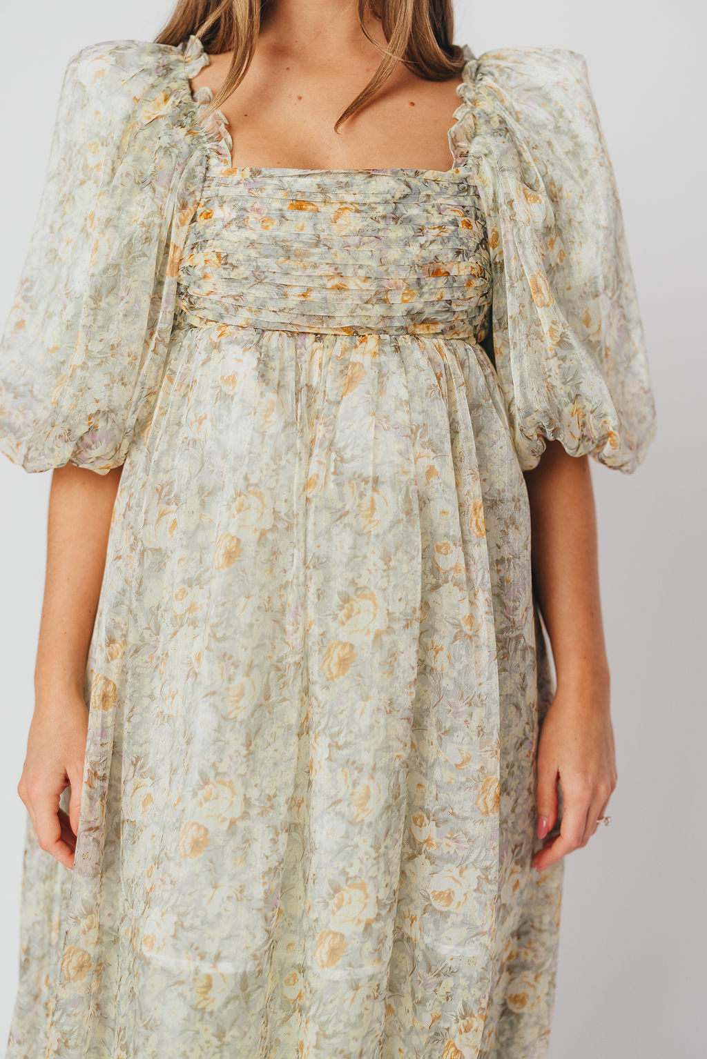 Melody maxi dress med læg og sløjfedetalje i sage floral - bump friendly & Inclusive sizing (S-3XL)
