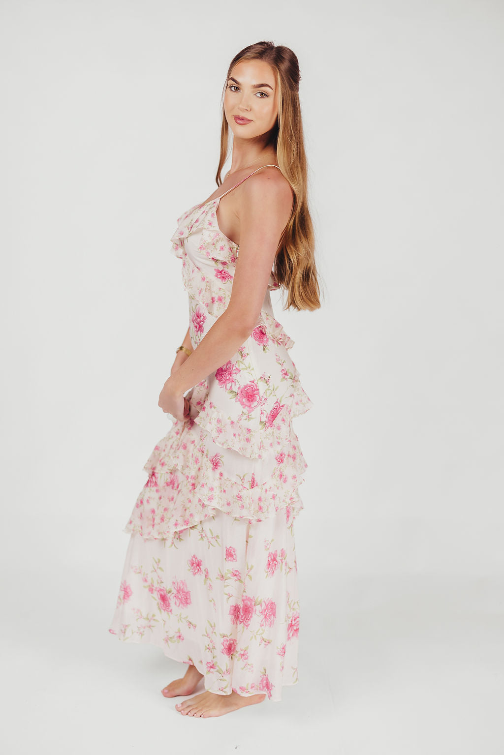 Amelia ruffle maxi dress i elfenben/pink floral