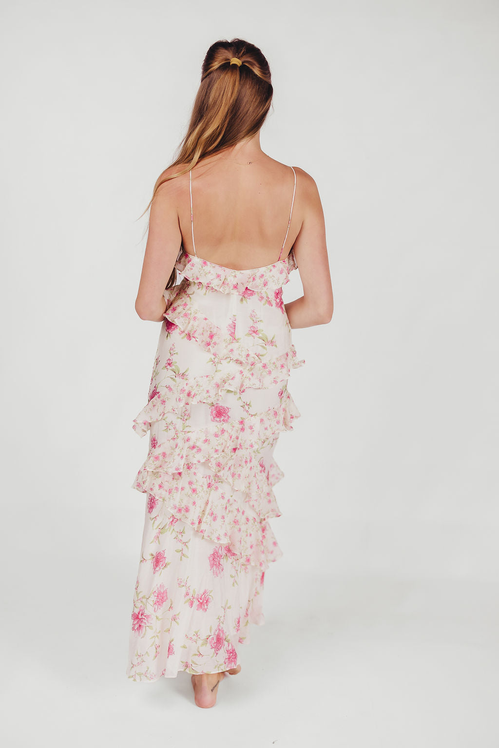 Amelia ruffle maxi dress i elfenben/pink floral