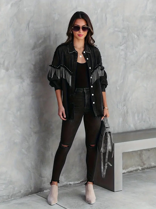 Rivets denimjakke med sort frynser i street style