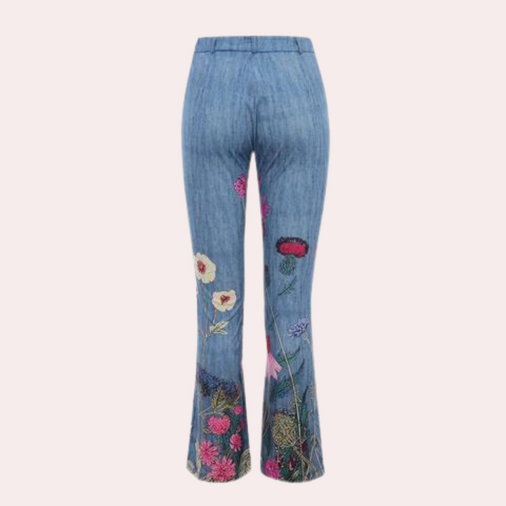 Rosmunda - trendy, udspændte damejeans med moderigtige knapper
