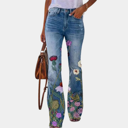 Rosmunda - trendy, udspændte damejeans med moderigtige knapper