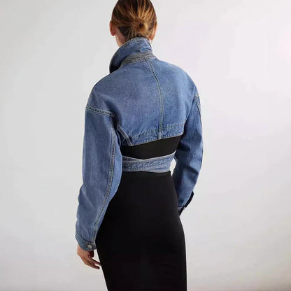 Kort asymmetrisk denimjakke med justerbart bælte - Zoey