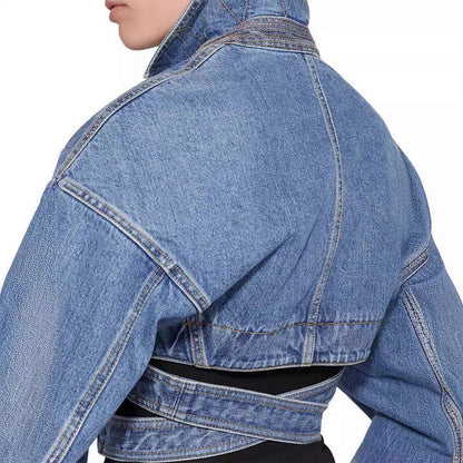 Kort asymmetrisk denimjakke med justerbart bælte - Zoey