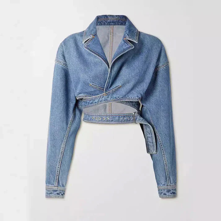 Kort asymmetrisk denimjakke med justerbart bælte - Zoey