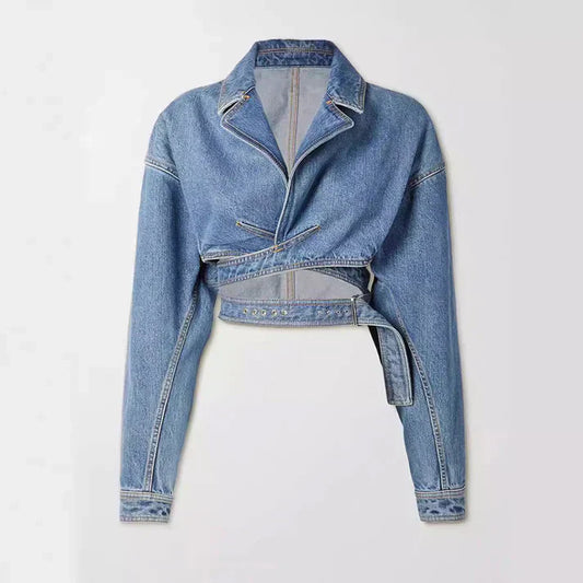 Kort asymmetrisk denimjakke med justerbart bælte - Zoey