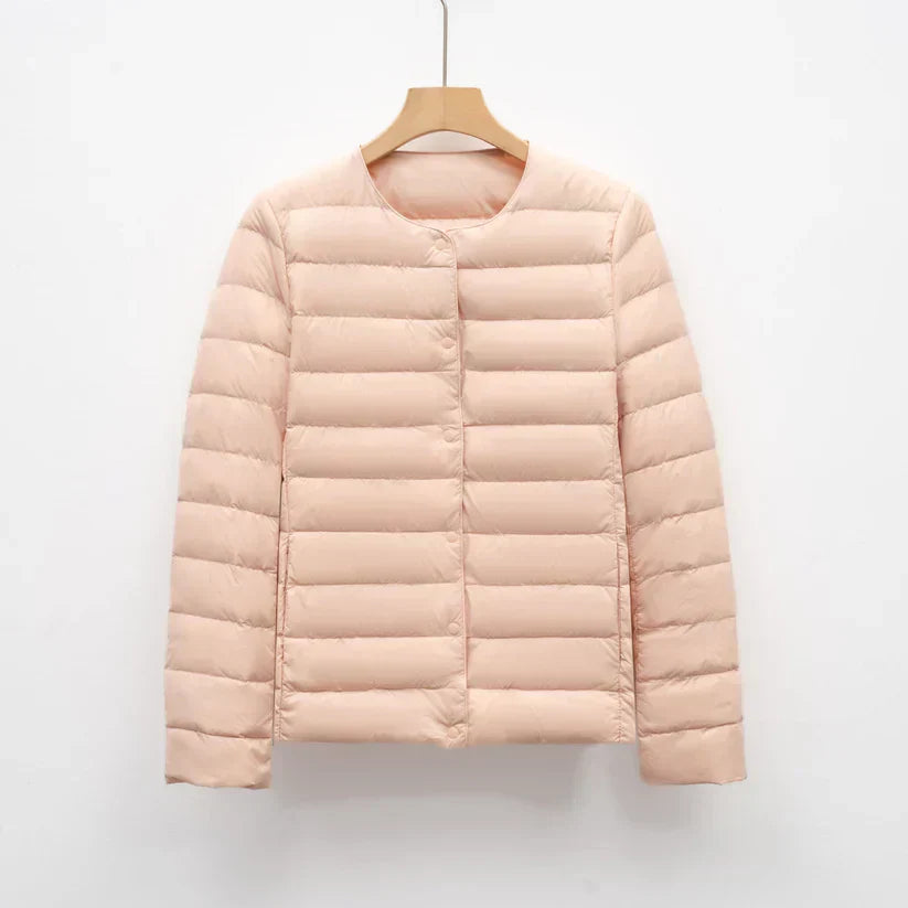 Freja – let, taljeret dunjakke med trykknaplukning