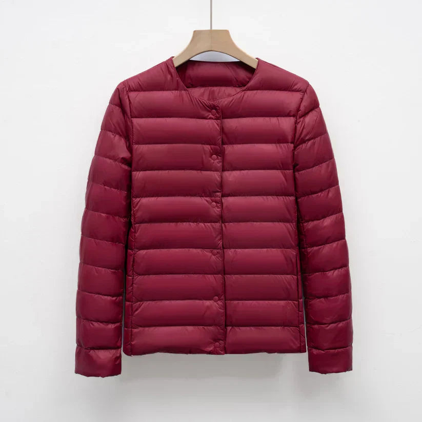 Freja – let, taljeret dunjakke med trykknaplukning