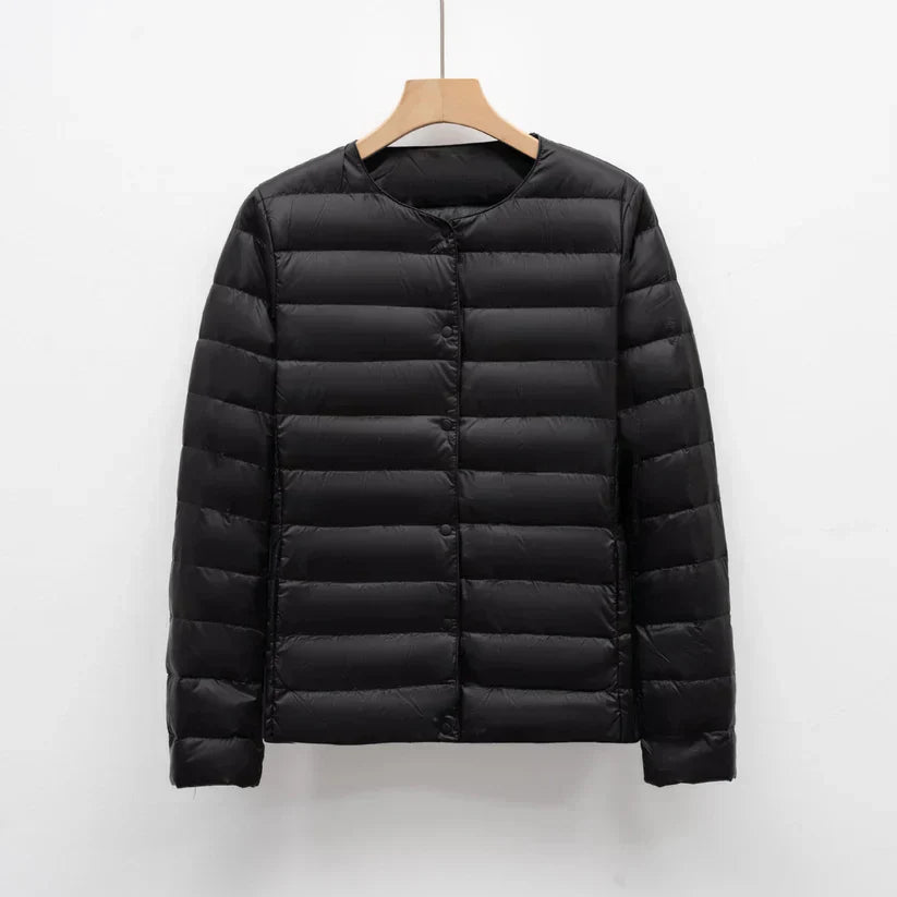 Freja – let, taljeret dunjakke med trykknaplukning