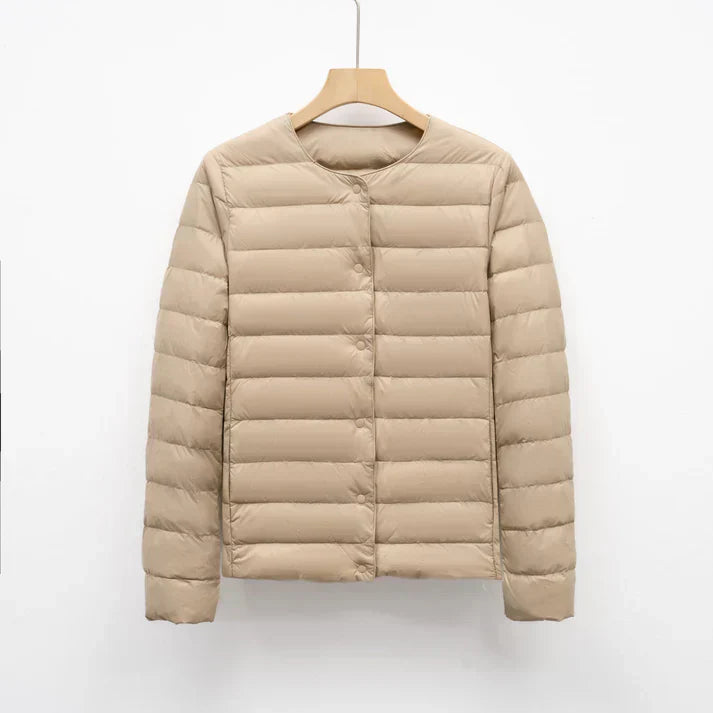 Freja – let, taljeret dunjakke med trykknaplukning