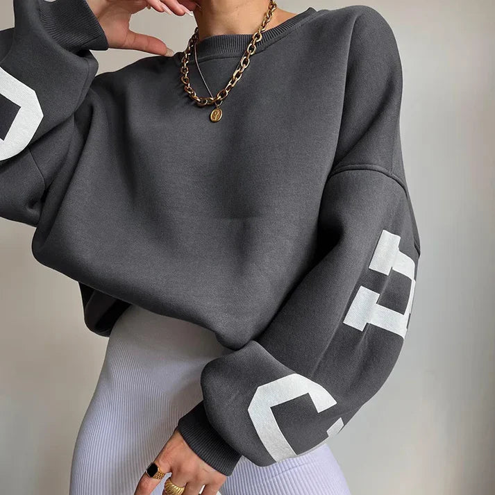 Oversized, trendy sweater med bogstaver på ærmet til kvinder