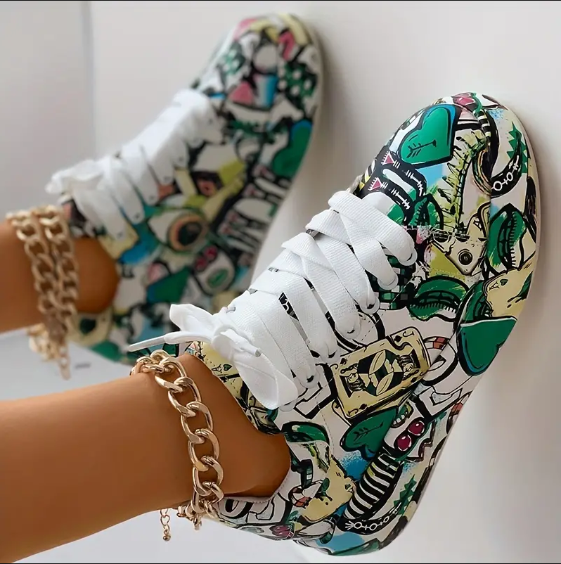 Hasselnød - stilfulde sneakers til kvinder med graffitiprint