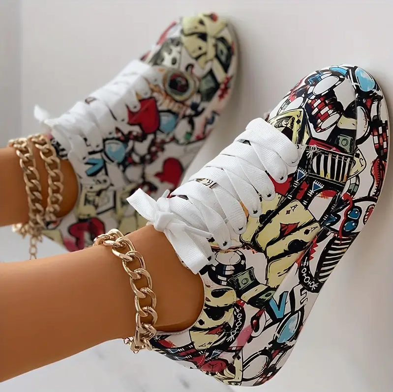 Hasselnød - stilfulde sneakers til kvinder med graffitiprint