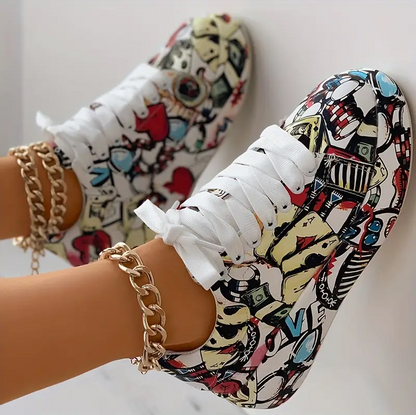 Hasselnød - stilfulde sneakers til kvinder med graffitiprint