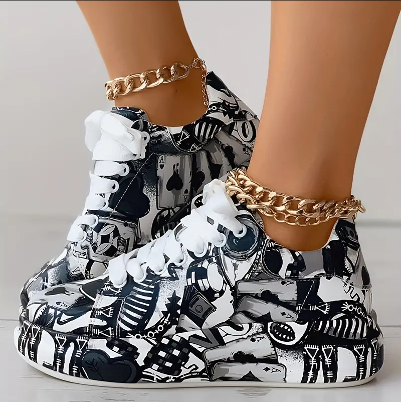 Hasselnød - stilfulde sneakers til kvinder med graffitiprint