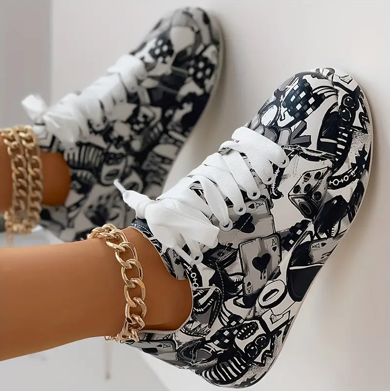 Hasselnød - stilfulde sneakers til kvinder med graffitiprint