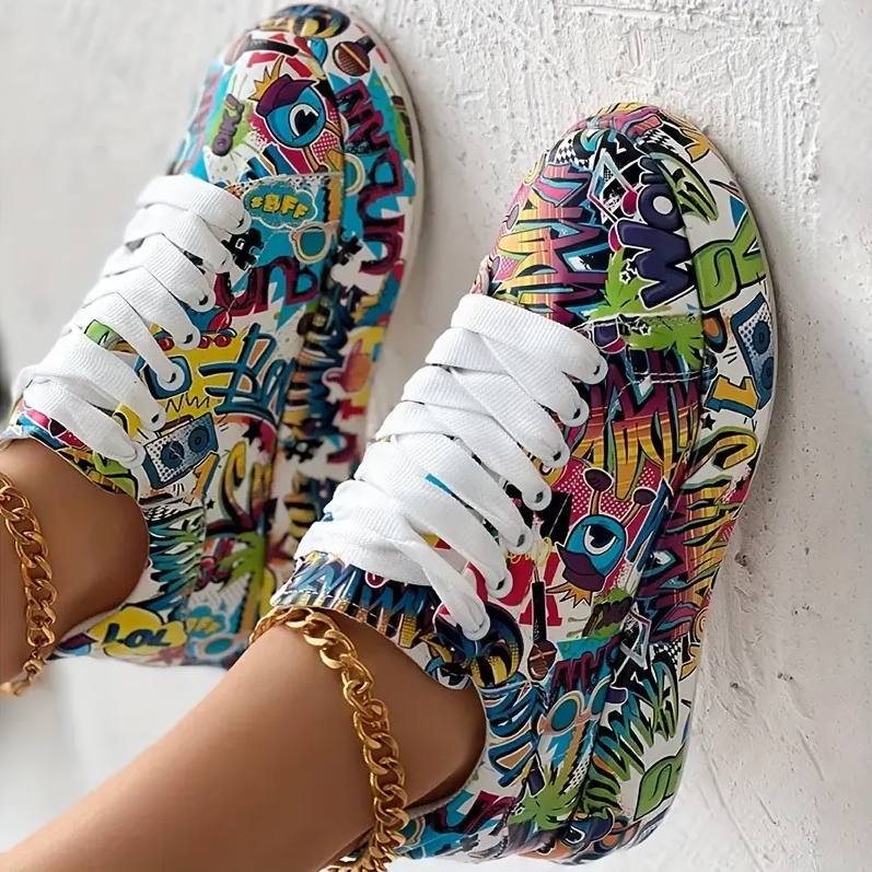 Hasselnød - stilfulde sneakers til kvinder med graffitiprint