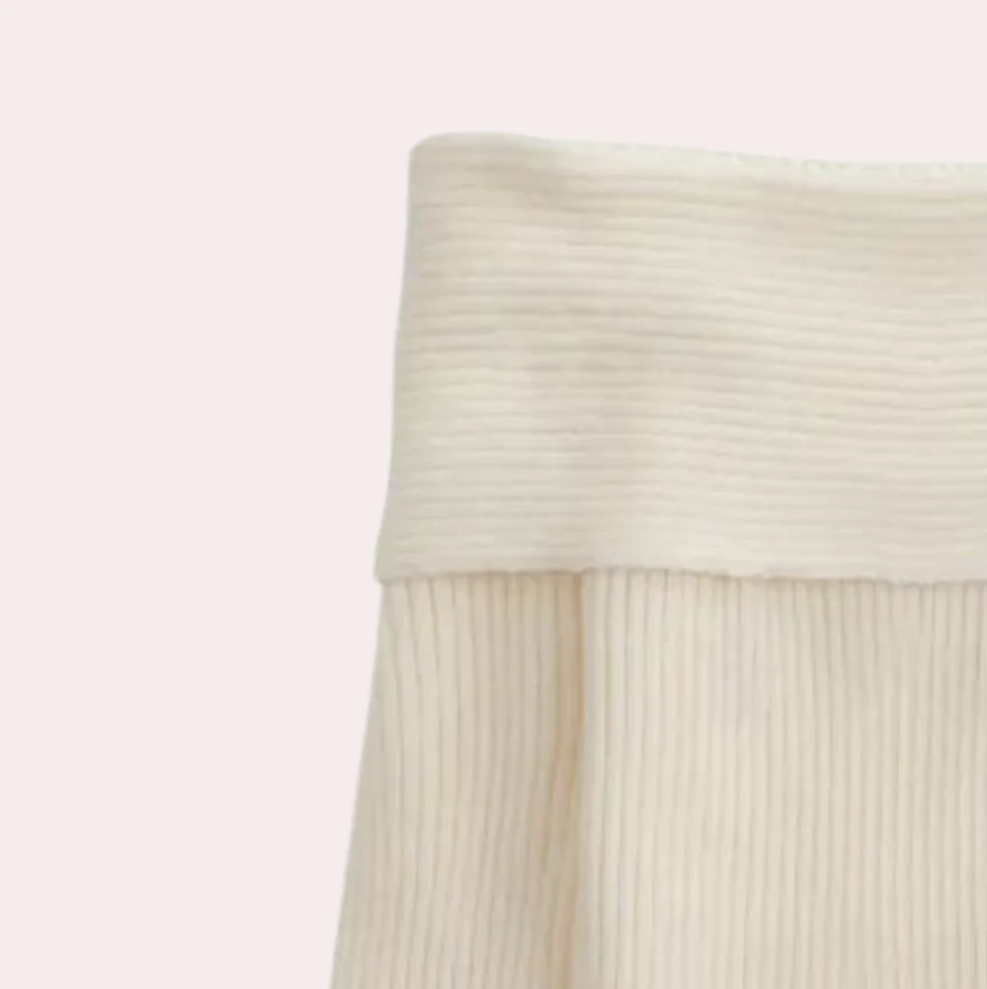 Leorina - stilfuld off-shoulder sweater til kvinder med et elegant strikmønster