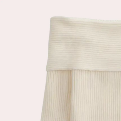 Leorina - stilfuld off-shoulder sweater til kvinder med et elegant strikmønster