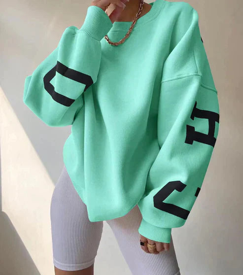 Oversized, trendy sweater med bogstaver på ærmet til kvinder