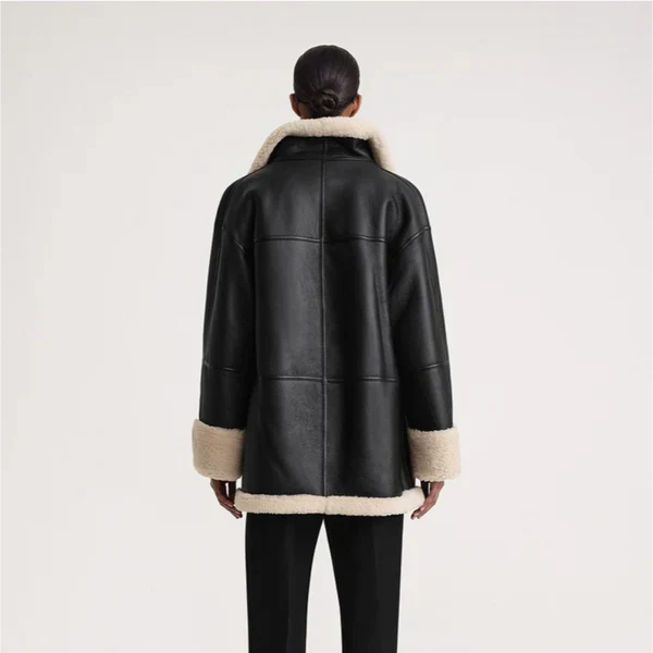 Sort vinterfrakke i læder med pelsfor til damer