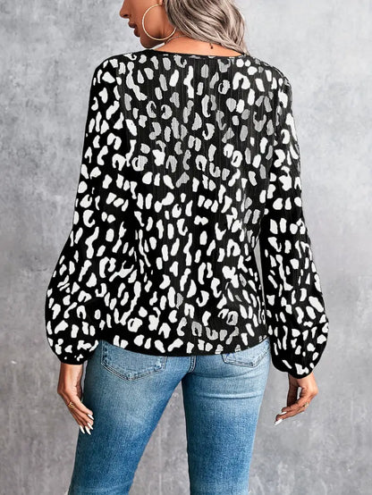Mia – bluse med v-hals i leopardprint