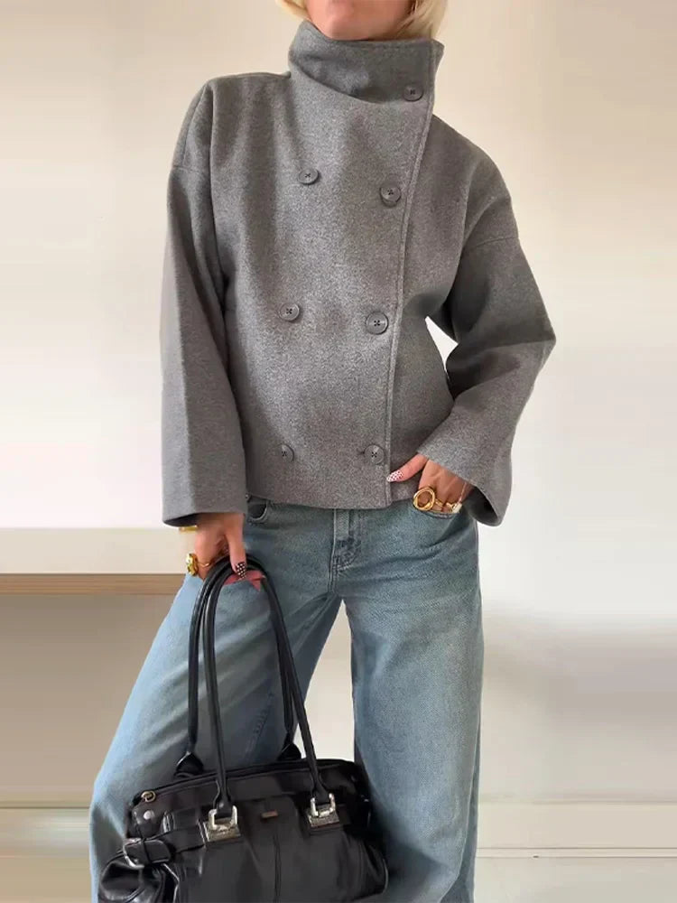 Saga – oversized kort frakke i uldblanding med stående krave