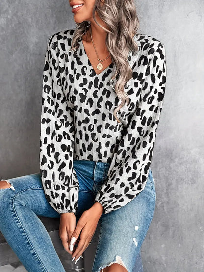 Mia – bluse med v-hals i leopardprint