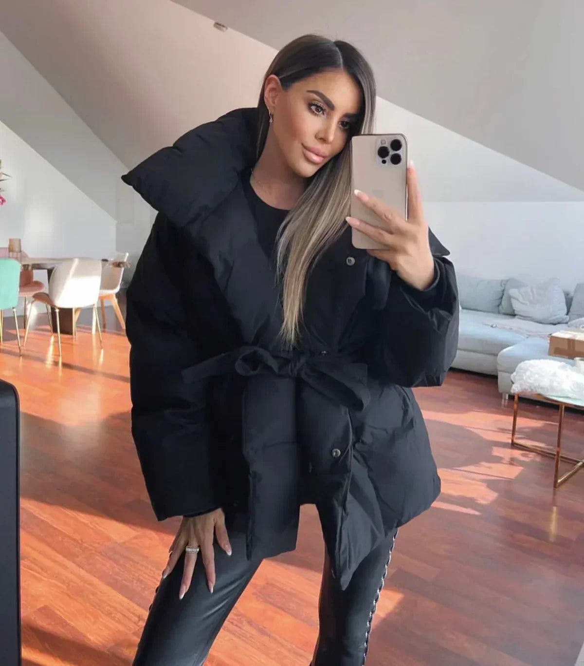 Mode | kort damejakke med opretstående krave og taljeret pasform